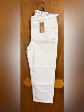 Eddie Bauer  NWT authentic Voyager every day easy crop White denim jeans